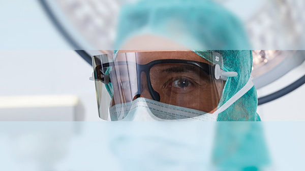 Le chirurgien au bloc opératoire porte des lunettes 3D avec fonction antibuée