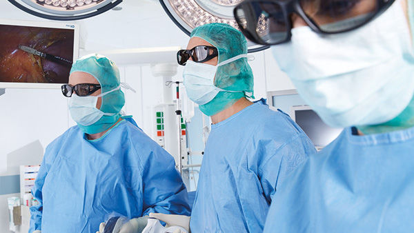 Chirurgiens dans le bloc opératoire avec le système de caméra 3D EinsteinVision®